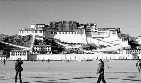 Der Potala – hier lebte der 14. Dalai Lama bis zu seiner Flucht 1959 – gilt als nationales Symbol Tibets.