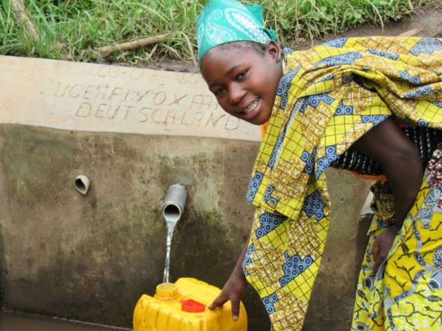 Mit der kongolesischen Partnerorganisation UGEAFI entsteht in SODIs Trinkwasserprojekt ein Netz von 21 sauberen Wasserentnahmestellen und damit ein sicherer Zugang zu sauberem Trinkwasser für 76.000 Menschen.