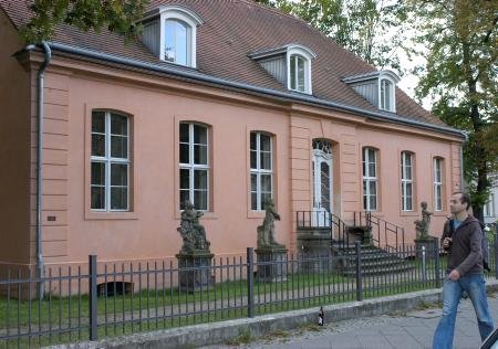 Laden zum Besuch ein: die in Pankow stehende Villa Hildebrand, die der gleichnamige Schokoladenfabrikant erbauen ließ, und die ehemalige Bergschloß-Brauerei in Neukölln (unten).
