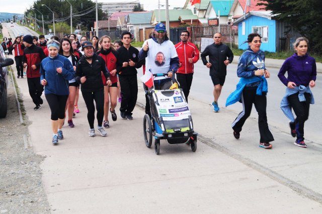 Die letzten Kiometer nach Puntas Arenas lief er gemeinsam mit Schülern der deutschen Schule für seinen verstorbenen Freund Marco Mittag.
