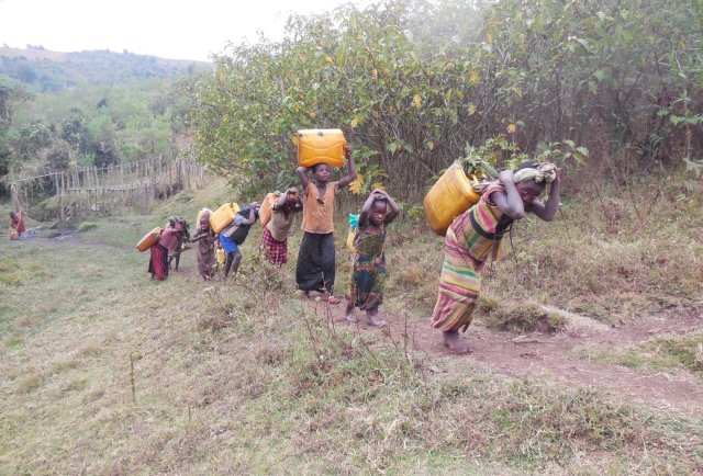 Wasserholen ist eine harte Arbeit, die in Simbabwe meist Mädchen übergeholfen wird.