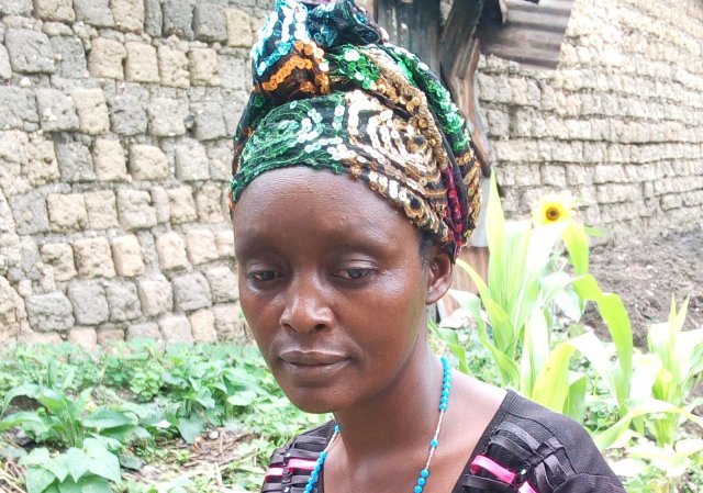 Madame Françoise ist Mutter von sieben Kindern und lebt auf der Insel Idjwi im Kivu-See. »Wassermangel ist eine Tortur, denn zum Trinken, Kochen, Waschen, Spülen oder zur Hygiene brauchst du nicht nur Wasser - du brauchst sauberes Wasser«, betont die junge Landwirtin. Wie sich der Zugang zu Wasser auf ihren Alltag auswirkt, schilderte sie im Interview Julian Jekel, SODI-Programm-Manager für Afrika. Sie ist eine von 76 000 Menschen in Süd-Kivu, die im Rahmen eines Projekts von SODI künftig mit sauberem Trinkwasser versorgt werden.