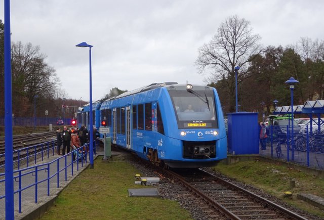 Die Wasserstoff-Zukunft rollt am Montagmorgen am Bahnhof Basdorf ein.