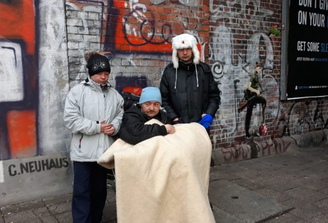 Die drei obdachlosen Menschen nach der Auflösung ihrer Schlafstätte am Dienstagmorgen in Berlin-Mitte