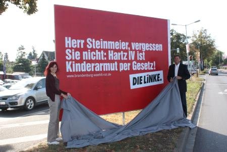 Diana Golze enth&#252;llt in Brandenburg/Havel ein Wahlplakat.