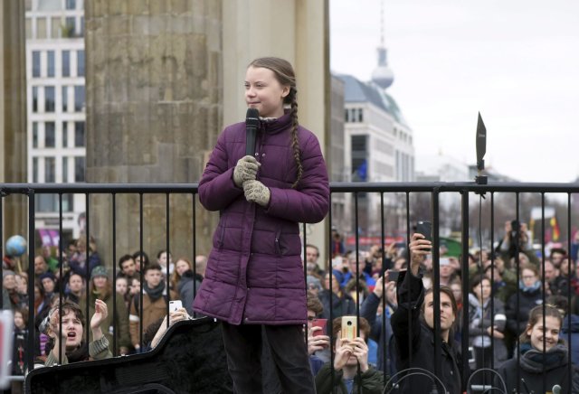 Die schwedische Klimaaktivistin Greta Thunberg spricht am Freitag vor dem Brandenburger Tor in Berlin. Am Samstag wird ihr die Goldene Kamera verliehen.