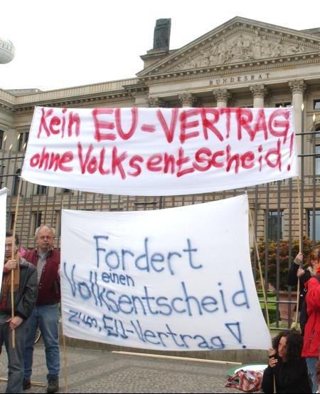 Zwei umstrittene Themen der deutschen Außenpolitik: der Lissabon-Vertrag (rechts: Protest vorm Bundesrat)