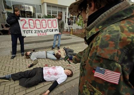 Eine Szene wie im Krieg: Friedensaktivisten protestieren vor dem Kasseler Hotel &#187;Grand Hotel La Strada&#171; gegen ein Statisten-Casting der US-Armee.
