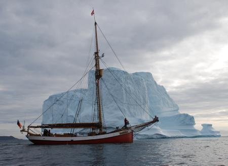Arved Fuchs' Kutter vor einem der schrumpfenden Eisberge