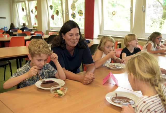 Senatorin Scheeres am Mittwoch zwischen Möhrencremesuppe, Grießbrei und scharfer Kritik.