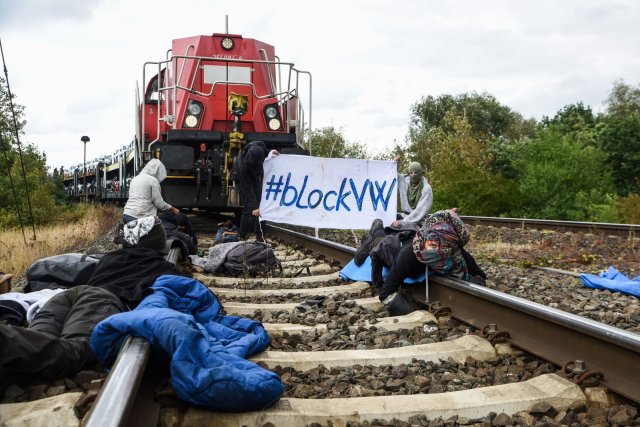 Klimagerechtigkeit: Gleisblockade gegen Volkswagen