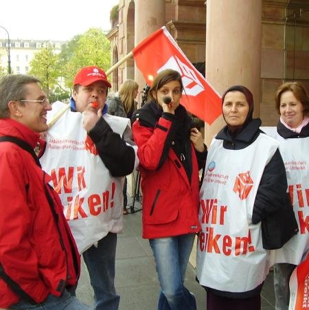 Streikende Geb&#228;udereiniger vor dem Rathaus in Wiesbaden