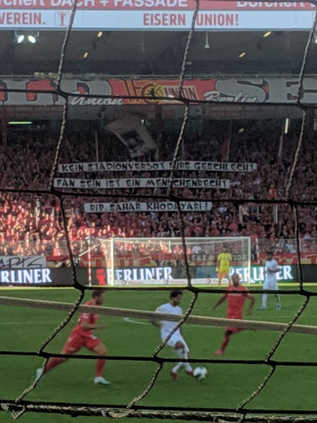 Kein Stadionverbot fürs Geschlecht. Fan sein ist ein Menschenrecht. RIP" Solidaritätsaktion von den Fans von Union Berlin.