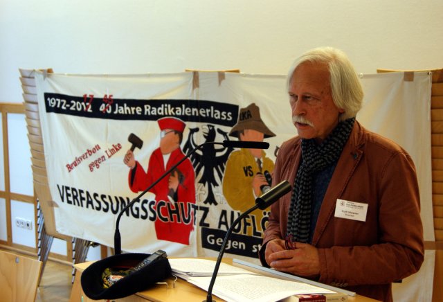 Der Bremer Jurist und Autor Rolf Gössner spricht bei der Initiative gegen Berufsverbote