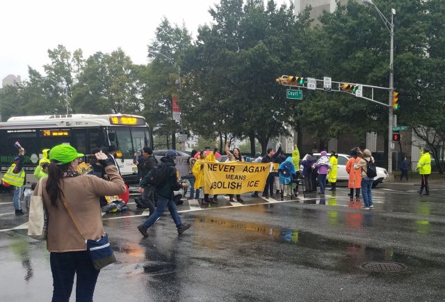 Straßenblockade der jüdischen Aktivisten von »Never Again Action« vor einer Einrichtung der US-Abschiebebehörde ICE in Newark, New Jersey.