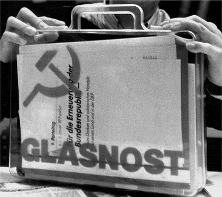 Ein Delegierter des Frankfurter DKP-Parteitags 1989 wirbt mit einem Glasnost-Koffer für Erneuerung – der Bundesrepublik und der DKP.