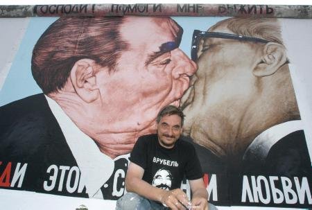 Nicht totgeküsst: Dimitri Wrubel (o.), Der Fotograf Régis Bossu