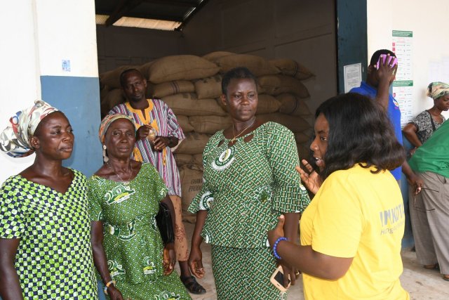 Sandra Kwabea Sarkwah (rechts) im Gespräch mit Kakaobäuerinnen bei einer Schulung.
