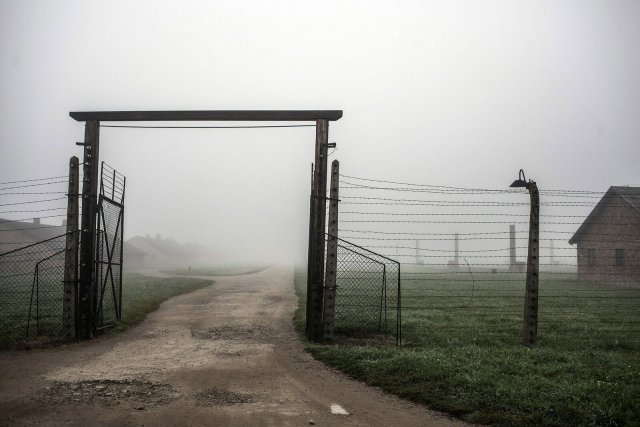Das Tor zu Birkenau, wo sich die  Gaskammern  befanden.