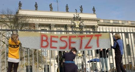 Studierende befestigten gestern fr&#252;h ein Transparent an der Humboldt-Uni in Berlin &#8211; auch dort sind die Bildungsproteste jetzt angelangt.