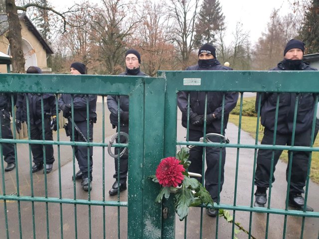 Das Gedenken am Parkfriedhof in Marzahn wird teilweise von der Polizei blockiert.