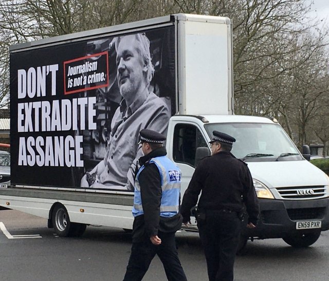 "Journalismus ist kein Verbrechen. Liefert Assange nicht aus", fordern Demonstranten vor dem Gerichtsgebäude in London.