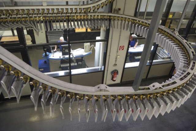 Automatisierter Zeitungstransport in der neuen Druckerei, der Berliner Zeitungsdruck GmbH