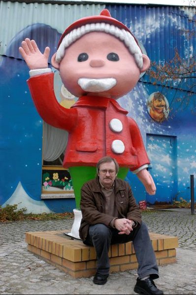 Dr. Volker Petzold mit dem Objekt seiner Neugier im Filmpark Babelsberg