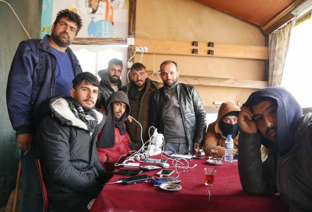 In der Fremde sind Handys essenziell: Geflüchtete im türkischen Karaağaç