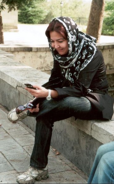 Junge Frau mit Mobiltelefon in Teheran