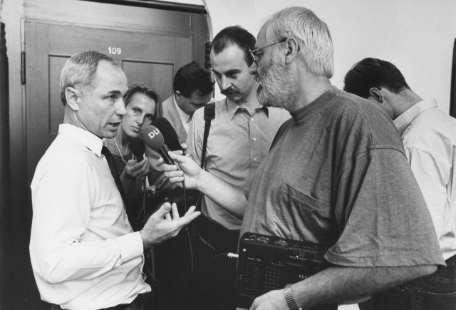 August 1993: ND-Geschäftsführer Wolfgang Spickermann (l.) beantwortet Medienfragen am Rande einer gerichtlichen Auseinandersetzung mit der Treuhandanstalt.