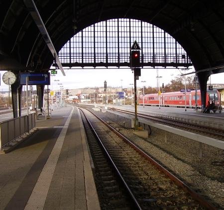 Der Bahnhof in Gera ist für den Fernverkehr konzipiert. Dennoch wird Gera – wie andere ostdeutschen Städte auch – nicht mehr von Fernzügen bedient.