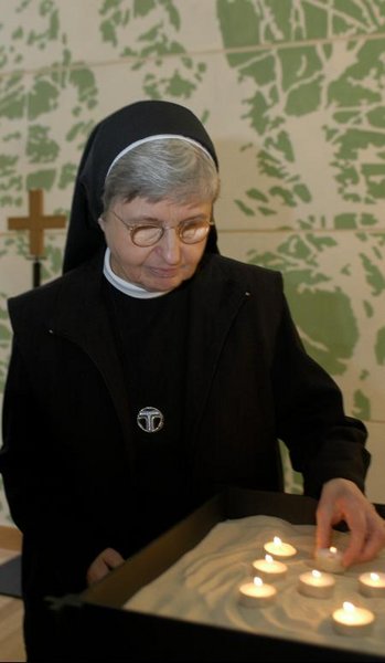Schwester Margret im Raum der Stille