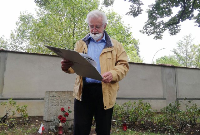 Klaus Leutner erklärt vor dem alten Gedenkstein, was er über die Naziopfer weiß.