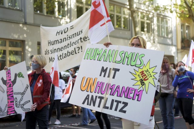 Beschäftigte des Humanistischen Verbands protestieren vor dessen Geschäftsstelle in der Wallstraße am Mittwochmorgen.