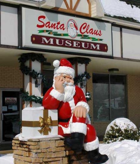 Santa Claus vor dem Museum