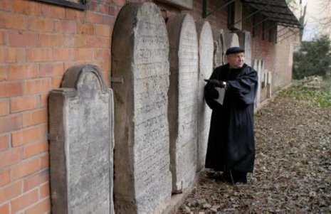 Rabbiner Tovia Ben-Chorin erzählt die Geschichte der Grabsteine auf dem alten jüdischen Friedhof in der Großen Hamburger Straße. – Auch der in Dessau geborene Philosoph Moses Mendelssohn ist hier bestattet.