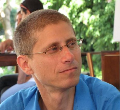 Yossi Wolfson ist Menschenrechtsanwalt. Er engagiert sich in antimilitaristischen, tierrechtlichen und queeren Gruppen.