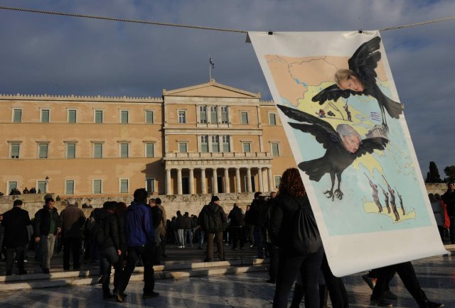 2010 in Athen: Griechischer Protest gegen die drastischen Sparauflagen der sogenannten Troika, der die Europäische Zentralbank, der Internationale Währungsfonds und die von Deutschland dominierte EU angehörten.