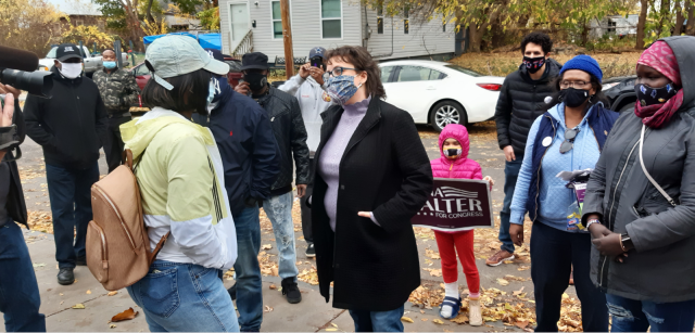 Die progressive Demokratin Dana Balter spricht in Syracuse mit schwarzen Freiwilligen ihrer Kampagne und Wählern.