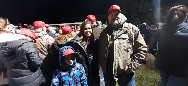 Trump-Unterstützer Danielle, ihr Sohn und Kevin