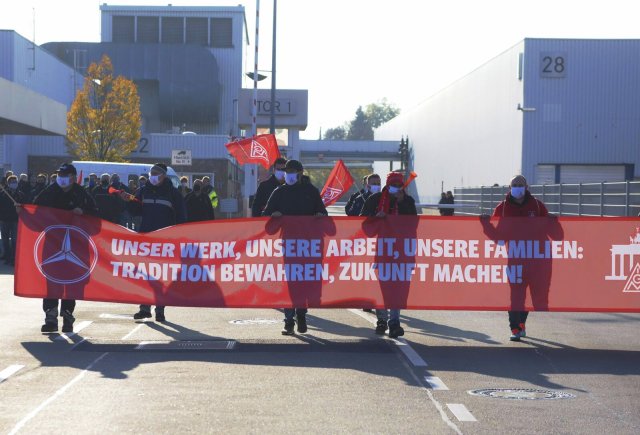 Protest der IG Metall vor den Toren des Daimler-Werkes in Mariendorf gegen die geplante Schließung des Motoren -und Getriebewerkes und den Weggang des Werksleiters zu Tesla.