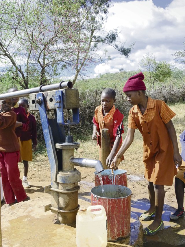 Wasserholen ist oft Kindersache – die Pumpe ist eine Erleichterung.