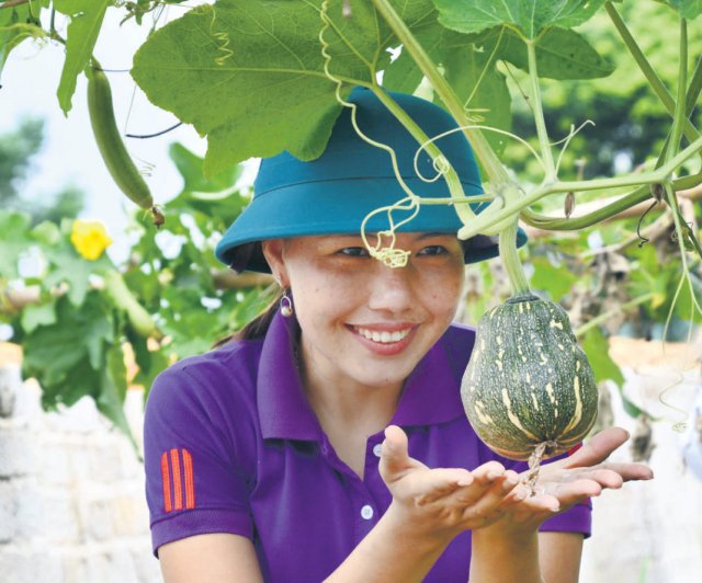 Eine Kleinbäuerin in Vietnam freut sich auf die bevorstehende Ernte.