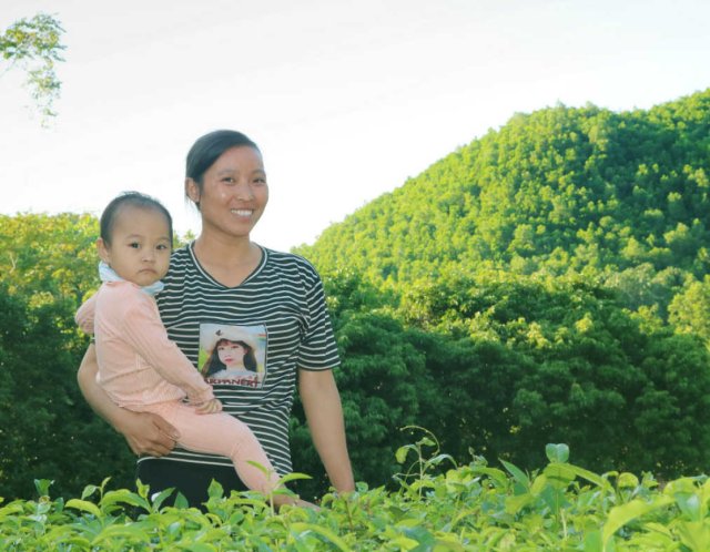 Hat wegen Wetterkapriolen 2020 nur drei Säcke Reis geerntet und fürchtet nun Hunger: Kleinbäuerin Duong Thi Ly mit Tochter.