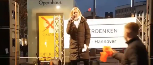 Jana aus Kassel bei ihrer Rede.