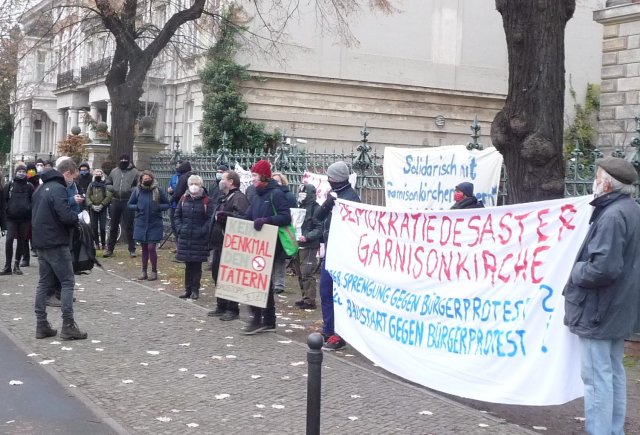 Kundgebung der Garnisonkirchen-Gegner am Freitag vor dem Potsdamer Amtsgericht