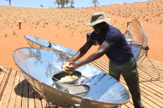 Die Küche des Umweltzentrums von NaDEET in Namibia kocht für ganze Schulklassen mit Sonnenenergie.