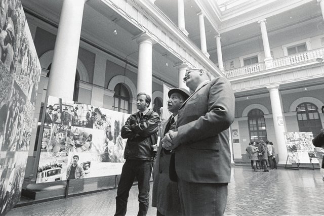 Thomas Billhardt (l.) mit Luis Corvalan (M.) 1971 bei der Eröffnung seiner Fotoausstellung »Mit den Augen des Freundes« in Santiago de Chile