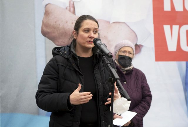 Die Linke-Landesvorsitzende Anja Mayer (l.) demonstrierte erst kürzlich gegen die Teilprivatisierung des Klinikums Niederlausitz.